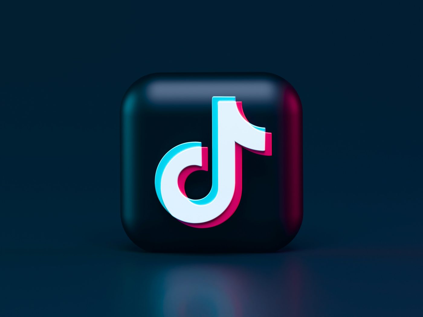 Логотип соціальної мережі TikTok. Сервіс було запущено у вересні 2016 року китайською компанією ByteDance.