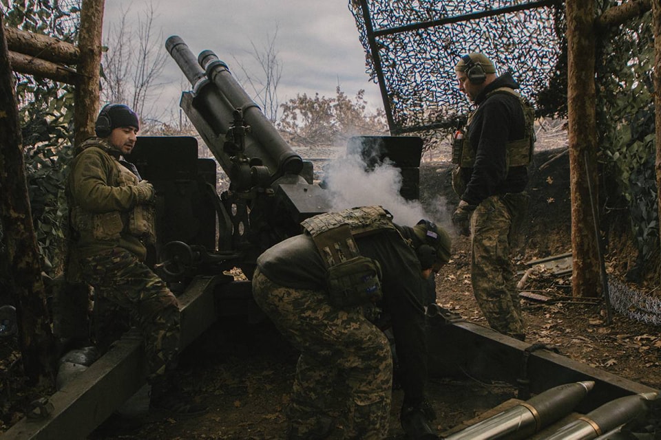 Воїни 28 ОМБр імені Лицарів Зимового походу Сухопутних військ ЗСУ готують гармату до бою, грудень 2024 року. Фото: Facebook