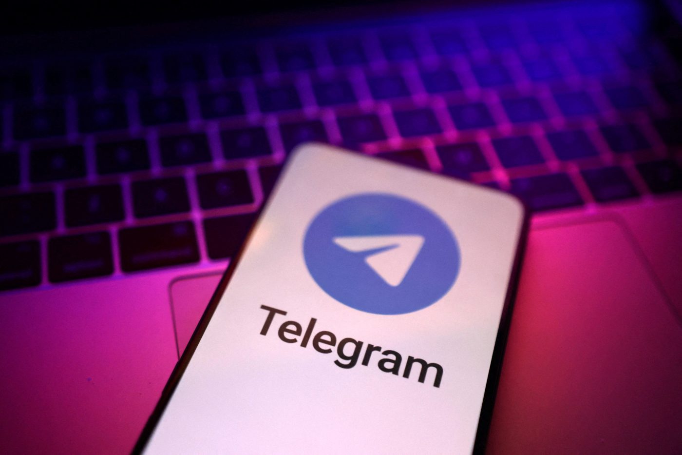 Telegram, мобільний, ноутбук